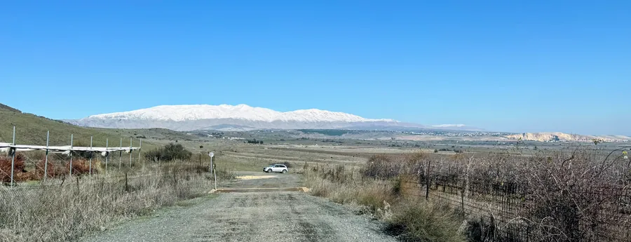 דרך עפר בשדה עם החרמון ברקע